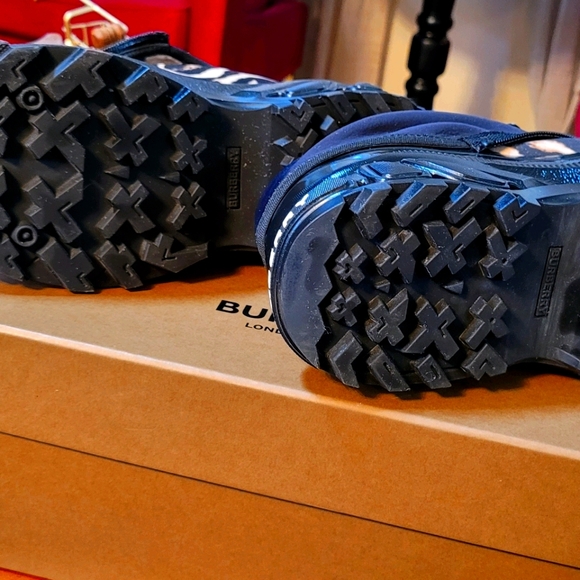 Burberry - Picture 3 of 3